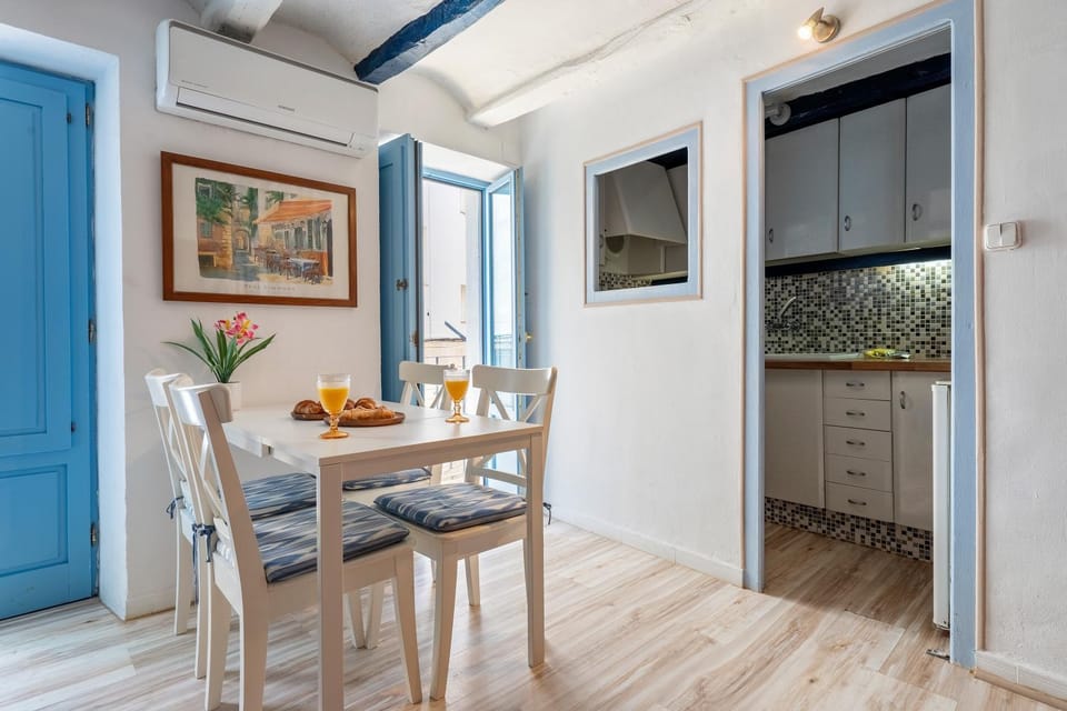 Property building, Kitchen or kitchenette, Living room