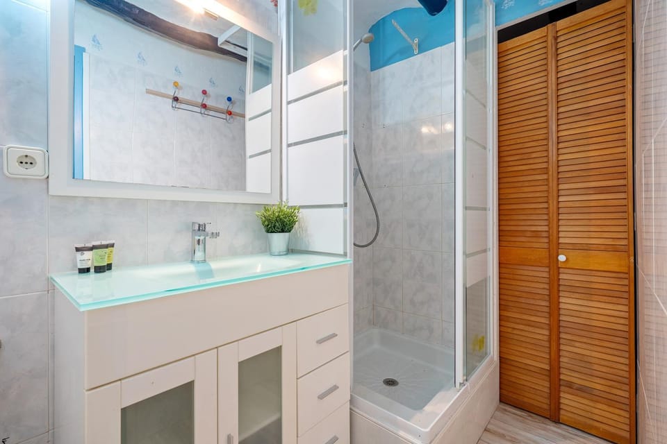 Bathroom, Living room
