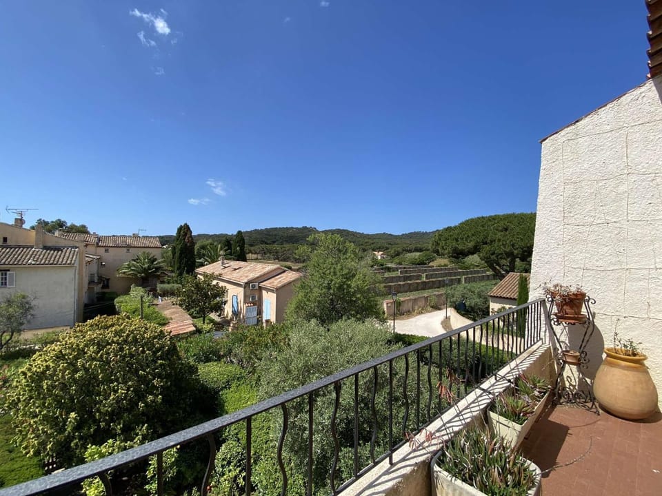 Appartement avec mezzanine proche de la place du village Apartment in Hyères