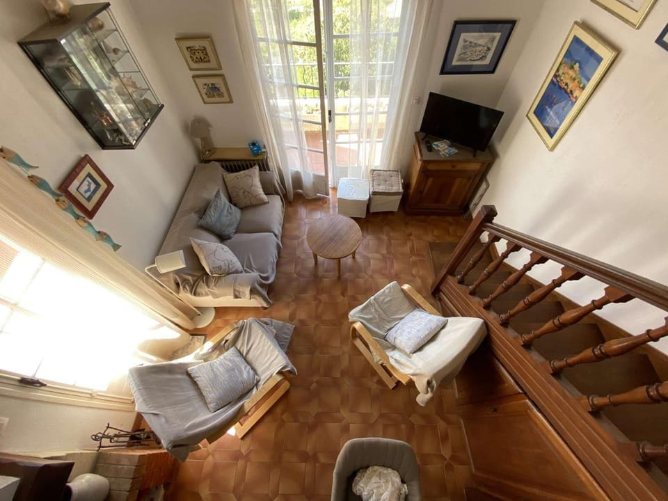 Appartement avec mezzanine proche de la place du village Apartment in Hyères