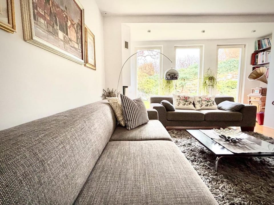TV and multimedia, Living room, Seating area, Garden view