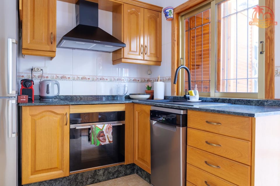 Coffee/tea facilities, Kitchen or kitchenette, dishwasher, oven, stove