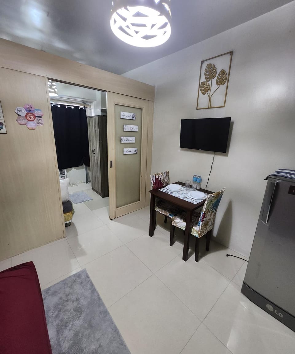 Bed, TV and multimedia, Kitchen or kitchenette, Living room, Photo of the whole room, Seating area, Bedroom
