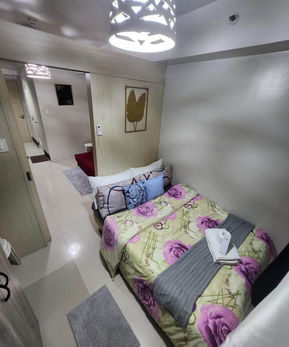 Bed, Living room, Photo of the whole room, Seating area, Bedroom, towels