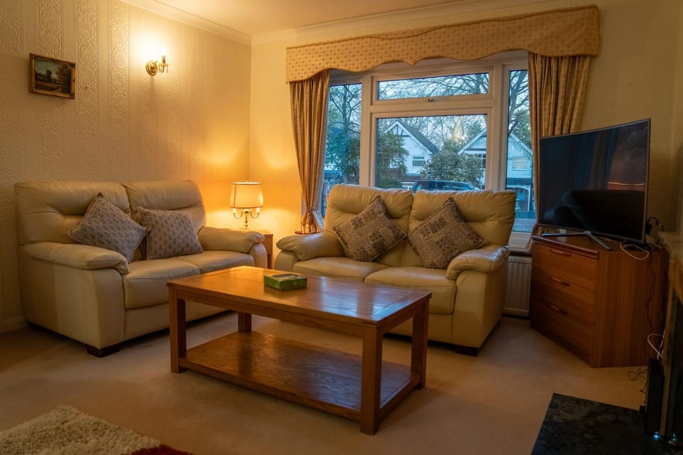 Communal lounge/ TV room, TV and multimedia, Living room, Seating area, Evening entertainment
