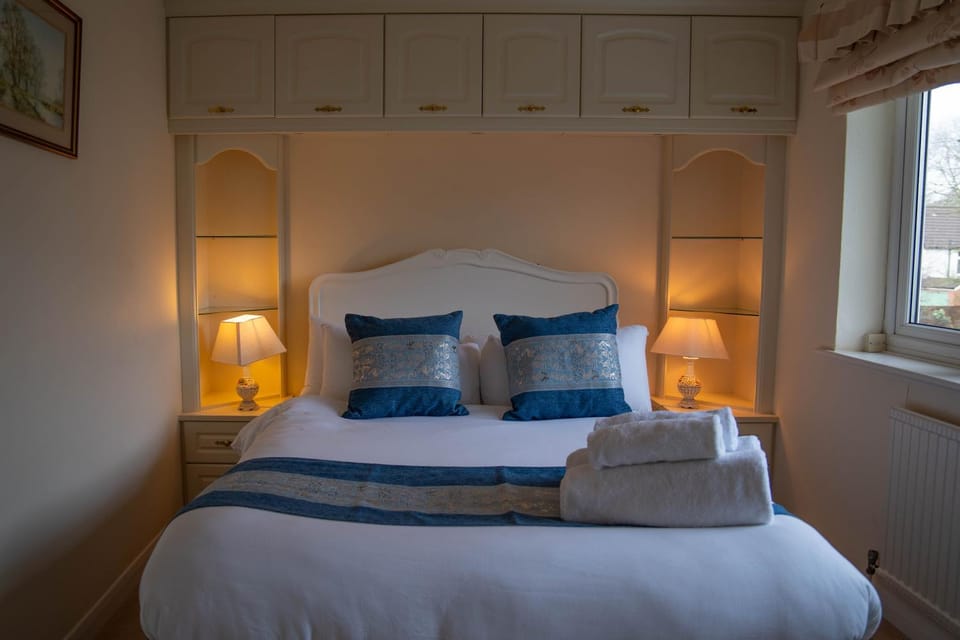 Farnborough Stay - 5 Bedrooms House in Farnborough