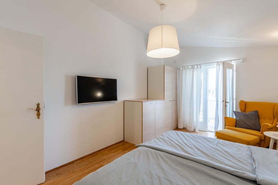 Bed, TV and multimedia, Photo of the whole room, Bedroom