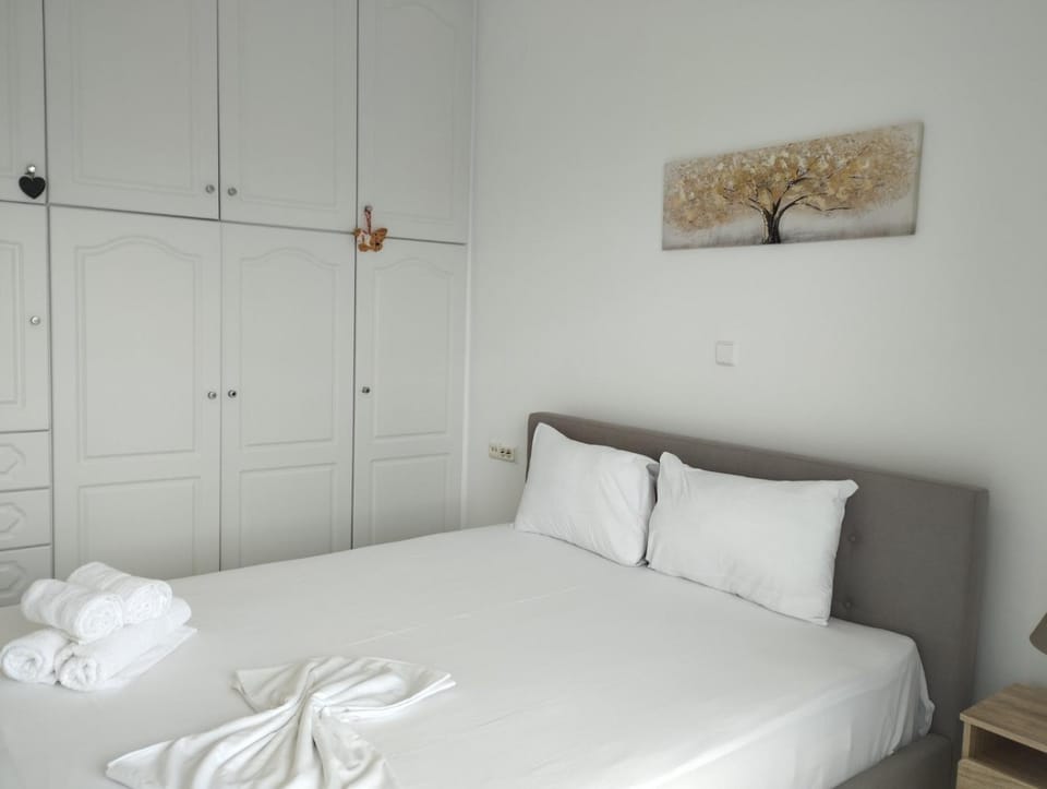 Bed, Photo of the whole room, wardrobe