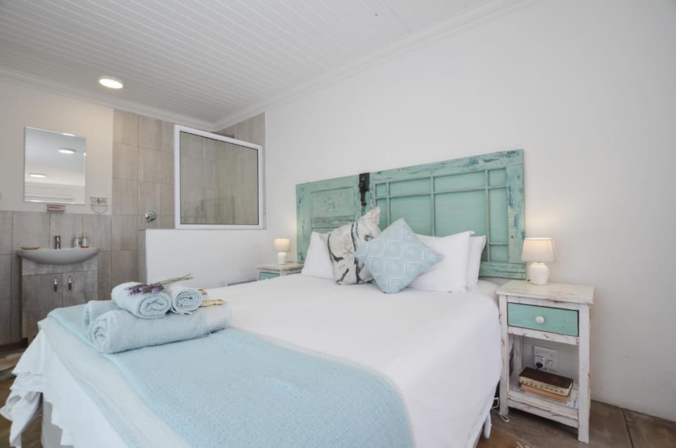 Bed, Bathroom