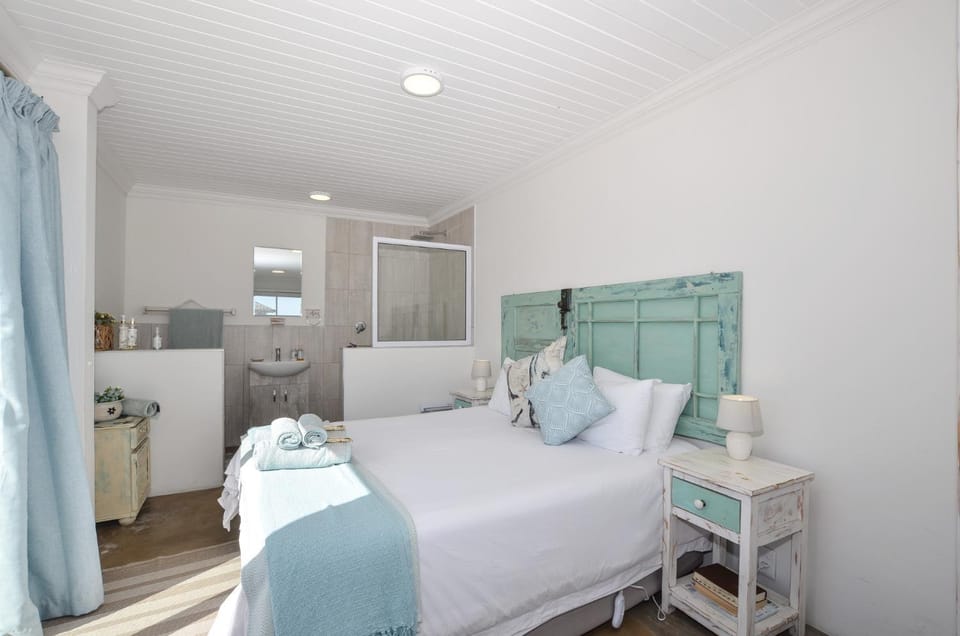 Bed, Bathroom