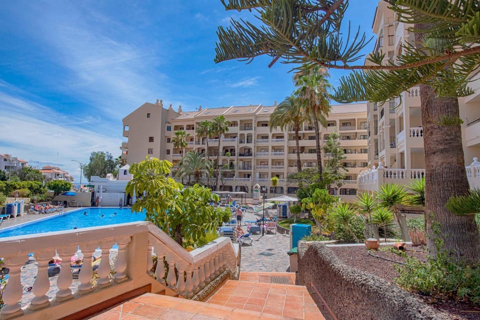 Property building, Day, Garden, Swimming pool, sunbed