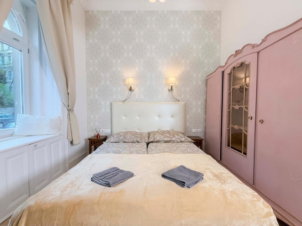 Bed, Photo of the whole room, wardrobe