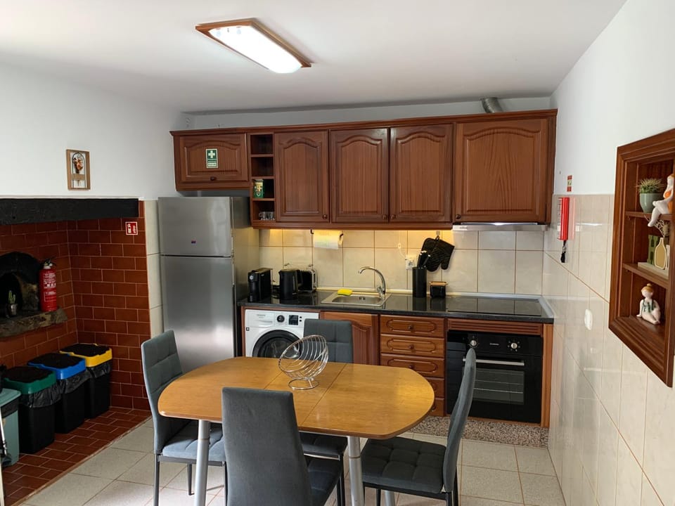 Kitchen or kitchenette, Dining area, Communal kitchen, Food, Food, oven, stove, toaster, washing machine, kitchen