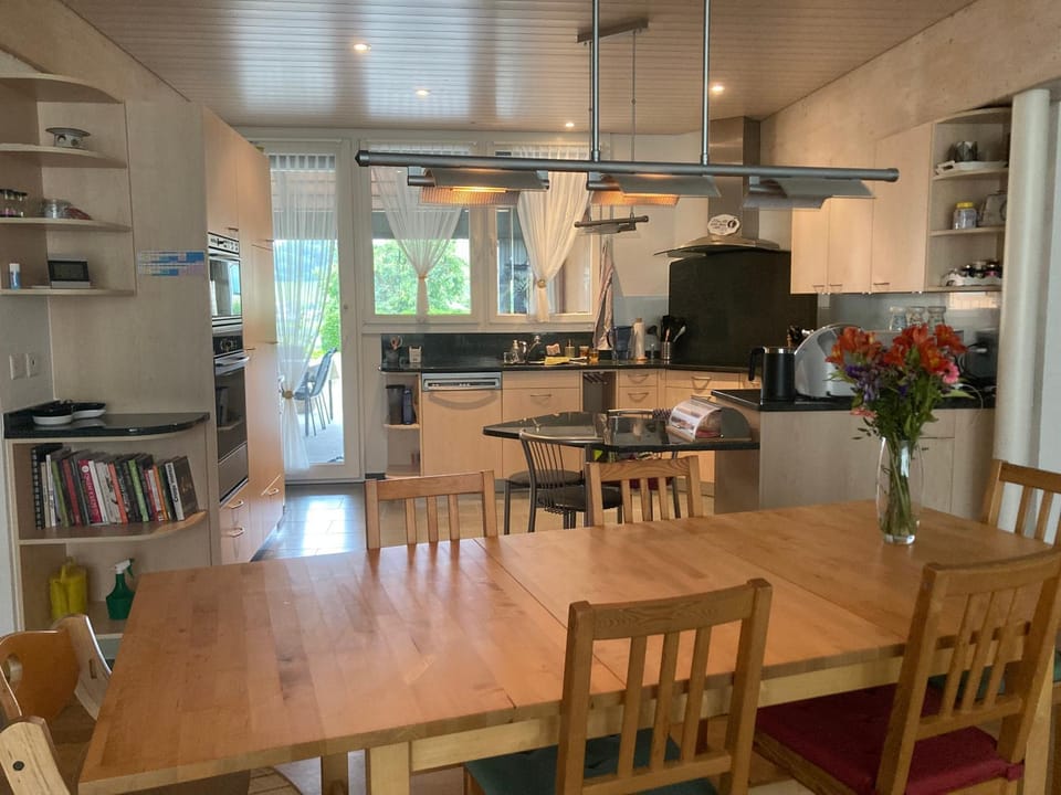 Coffee/tea facilities, Kitchen or kitchenette, Dining area, Communal kitchen, dishwasher, oven, stove, toaster