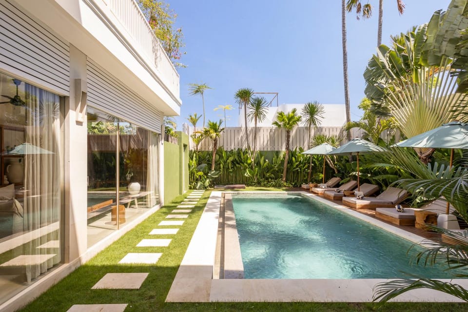 Property building, Day, Garden, Garden view, Pool view, Swimming pool, sunbed