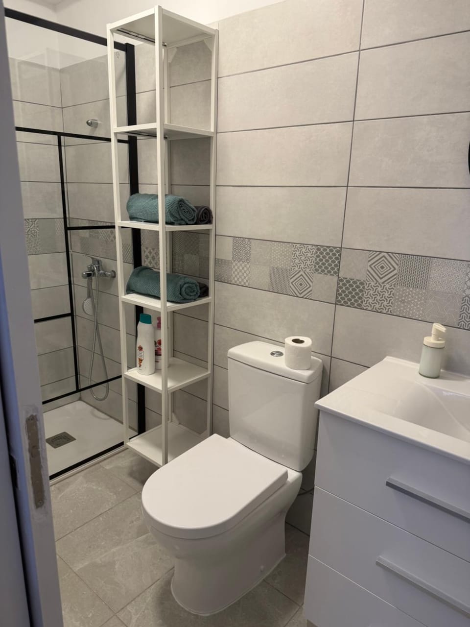 Shower, Toilet, Bathroom, towels