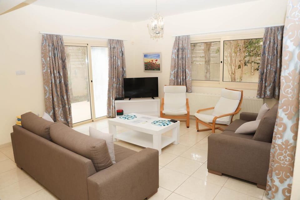 Communal lounge/ TV room, TV and multimedia, Living room, Seating area, Evening entertainment