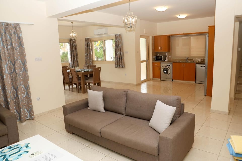 Kitchen or kitchenette, Living room, Seating area, Dining area, oven, stove