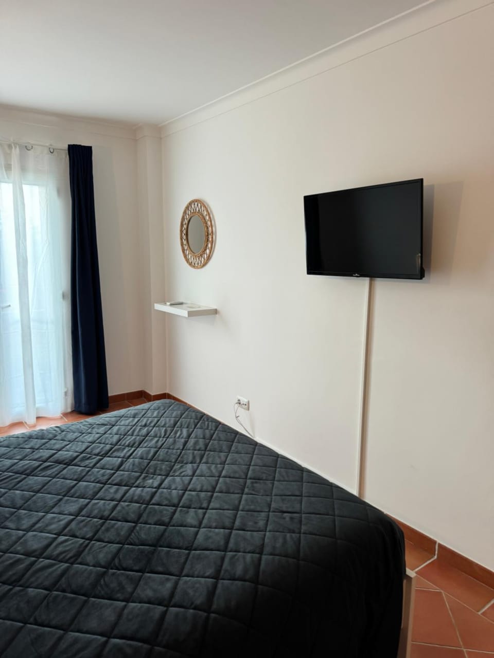 Bed, TV and multimedia, Bedroom