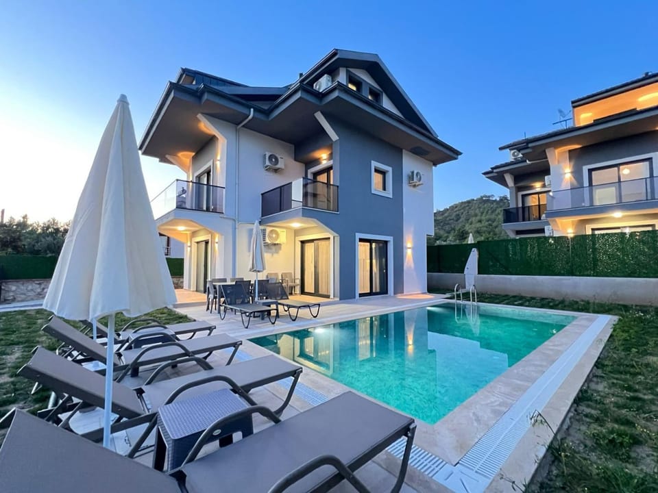 Property building, Garden, Swimming pool