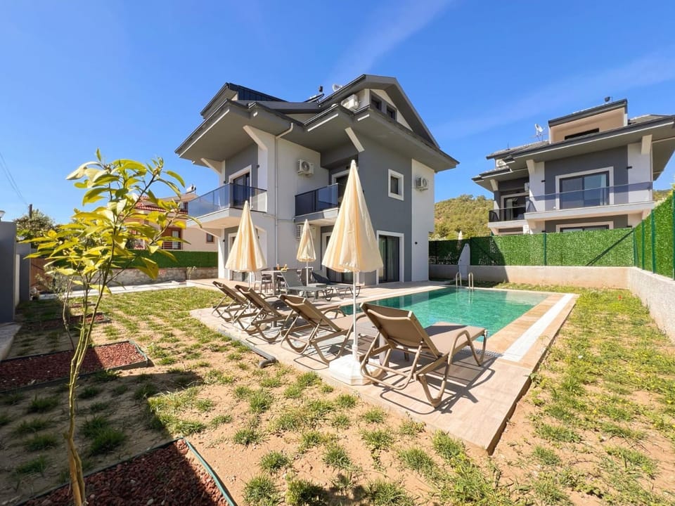 Property building, Garden, Swimming pool