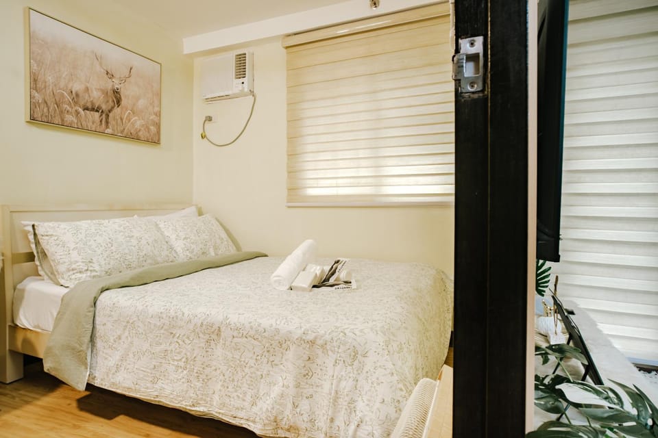 Bed, Photo of the whole room, Bedroom, towels, air conditioner