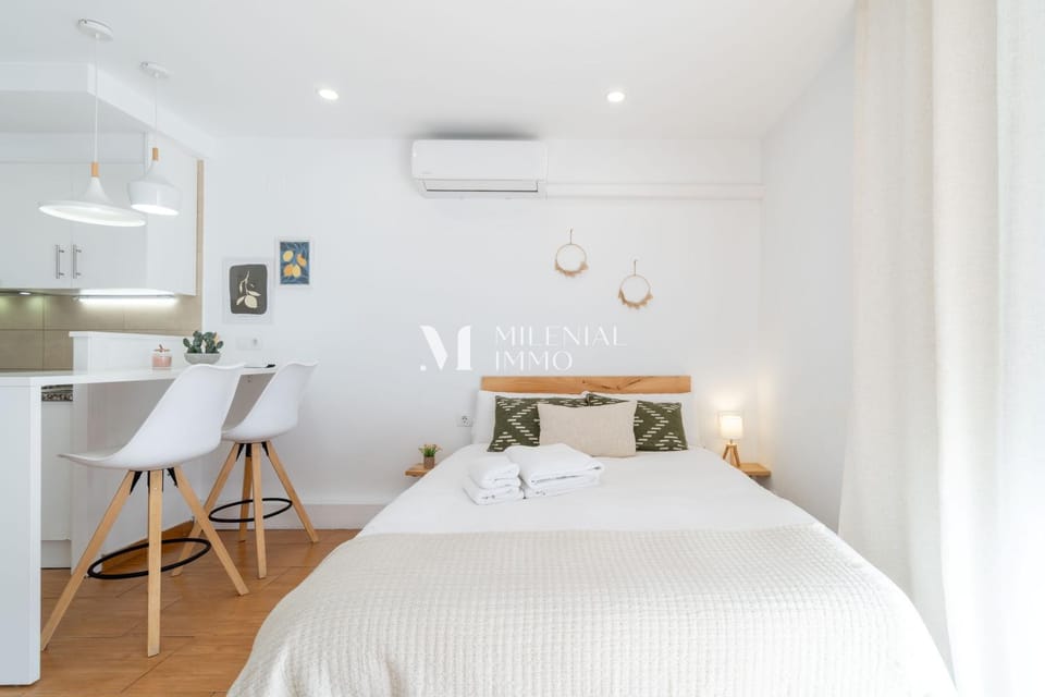 Bed, Photo of the whole room, Dining area, air conditioner