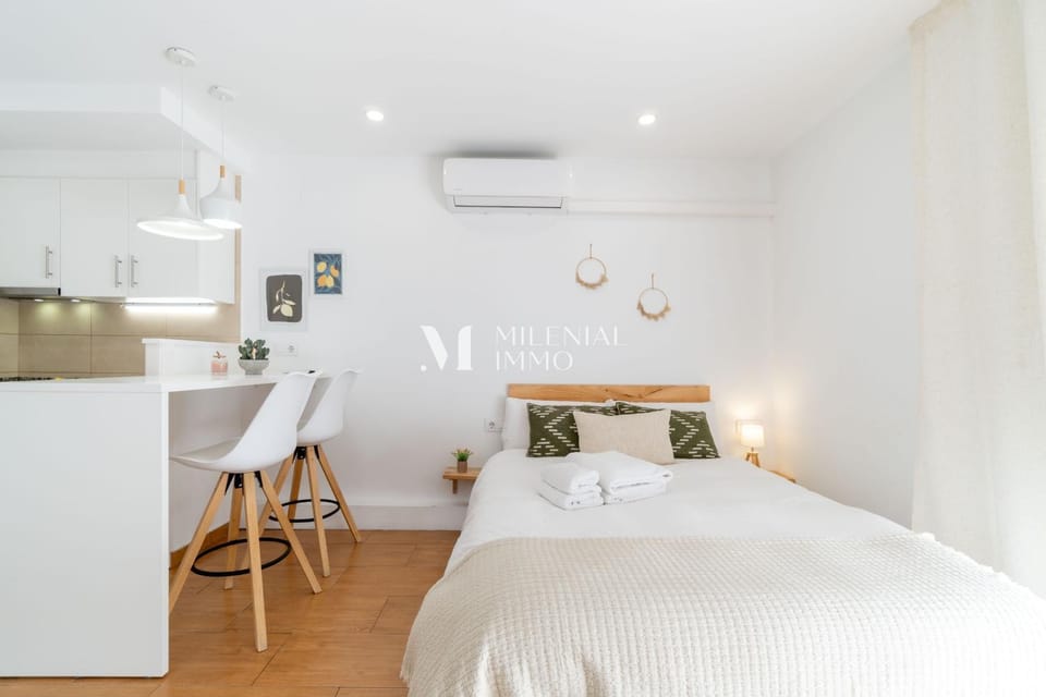 Bed, Photo of the whole room, air conditioner