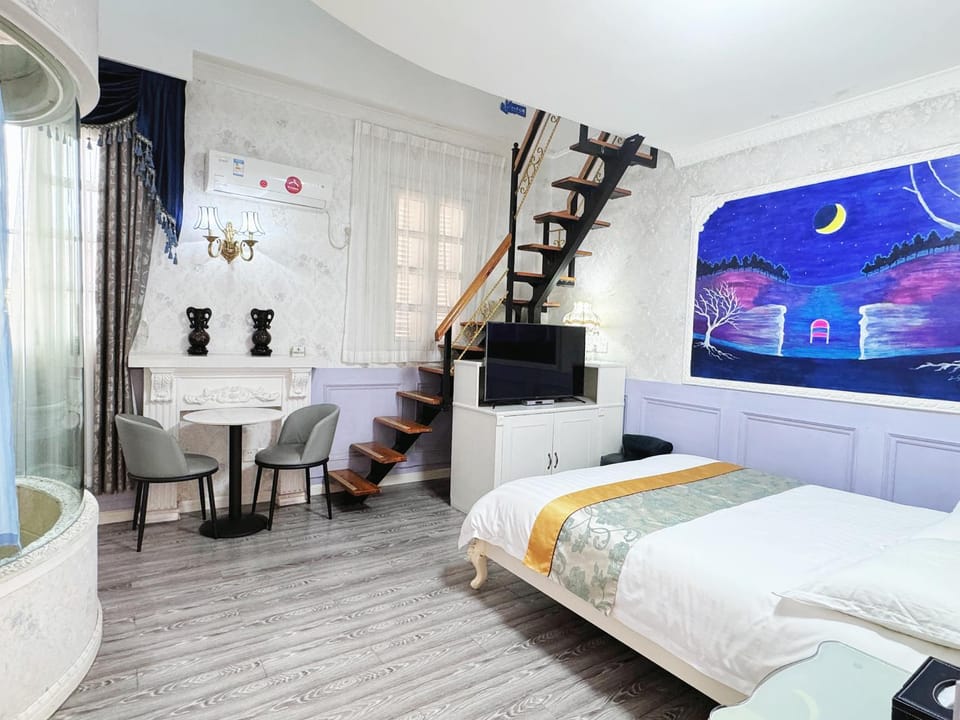 Bed, TV and multimedia, Bedroom