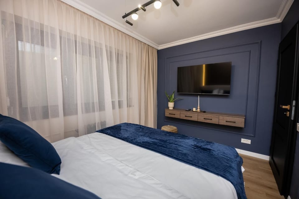Bed, TV and multimedia, Photo of the whole room, Bedroom
