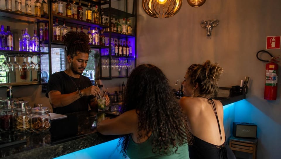 Nightclub / DJ, Lounge or bar, Food and drinks, Drinks, group of guests