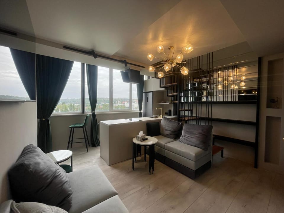 TV and multimedia, Coffee/tea facilities, View (from property/room), Kitchen or kitchenette, Living room, Seating area, Dining area, City view, kitchen