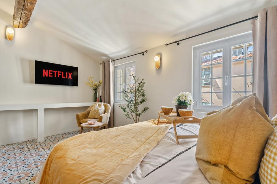Bed, TV and multimedia, Bedroom