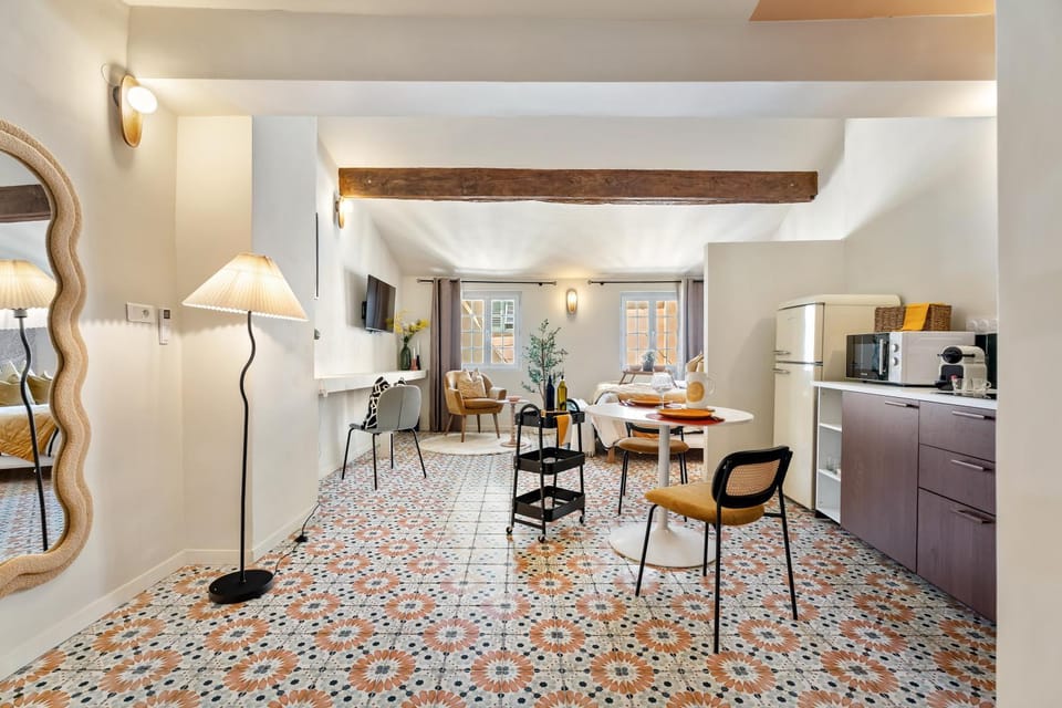 Kitchen or kitchenette, Living room, Seating area, stove