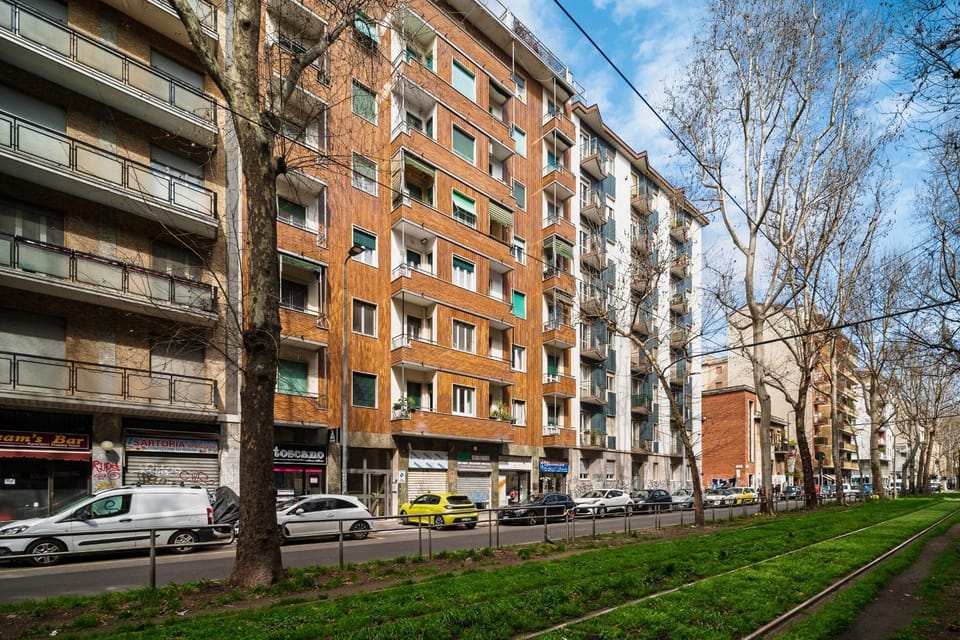Property building, Day, Neighbourhood, Natural landscape, Garden, City view, Garden view, Street view, Location, Parking