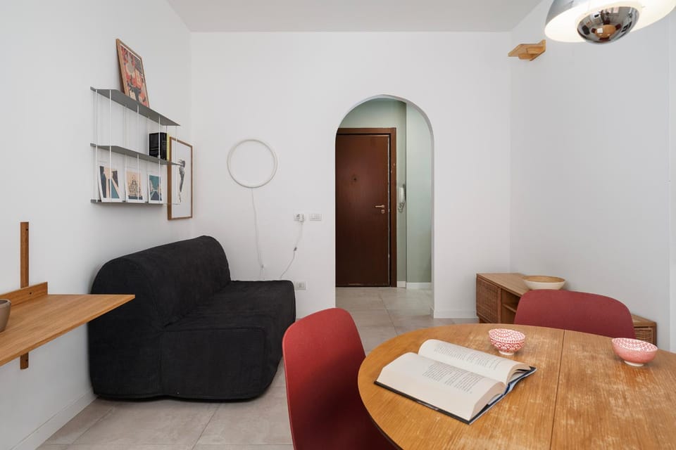 Kitchen or kitchenette, Living room, Seating area, Dining area