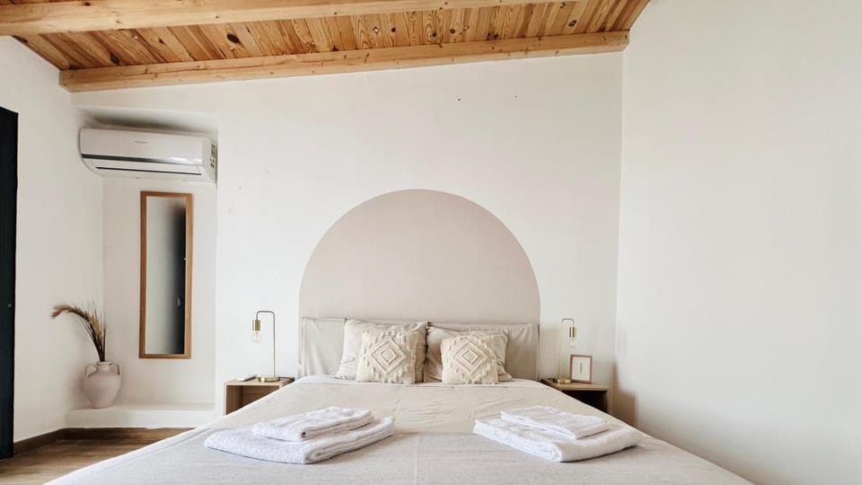 Bed, Bedroom, towels, air conditioner