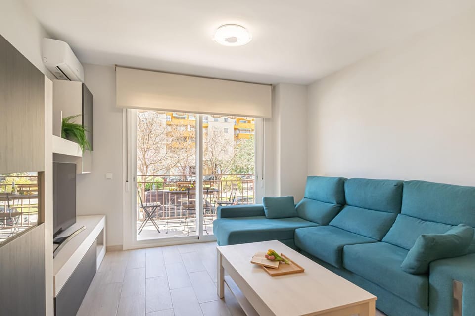 TV and multimedia, Living room, Seating area, Dining area, air conditioner