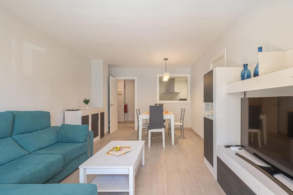 TV and multimedia, Living room, Seating area, Dining area, air conditioner