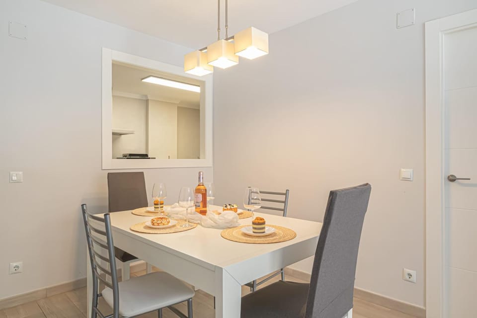 TV and multimedia, Living room, Seating area, Dining area, air conditioner