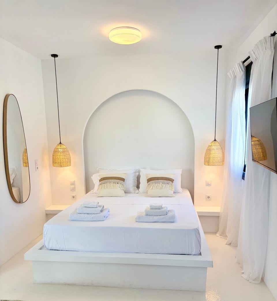 Bed, TV and multimedia, Photo of the whole room, Bedroom, towels