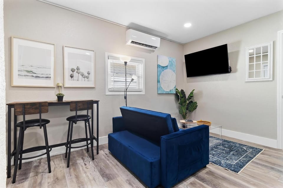 Winter Getaway! Walkable to Beach Access, Restaurants & Nightlife! Beach Equipment Included & Pet Friendly! Apartment in Saint Pete Beach
