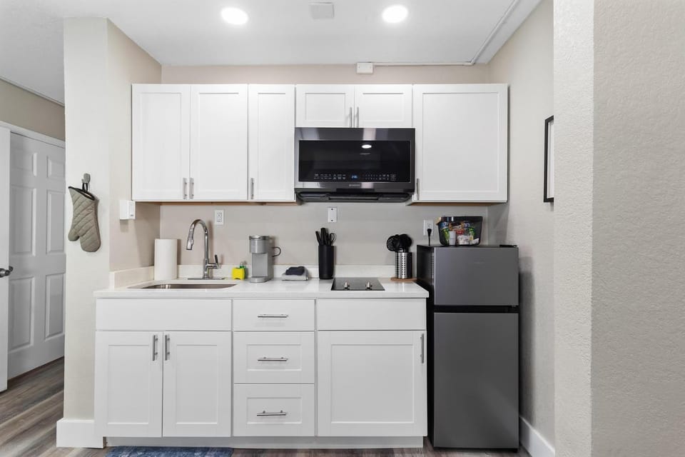 Winter Getaway! Walkable to Beach Access, Restaurants & Nightlife! Beach Equipment Included & Pet Friendly! Apartment in Saint Pete Beach