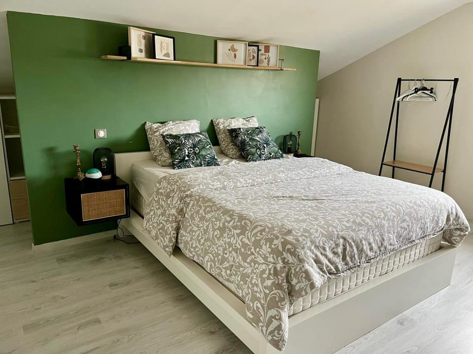 Bed, Photo of the whole room, Bedroom