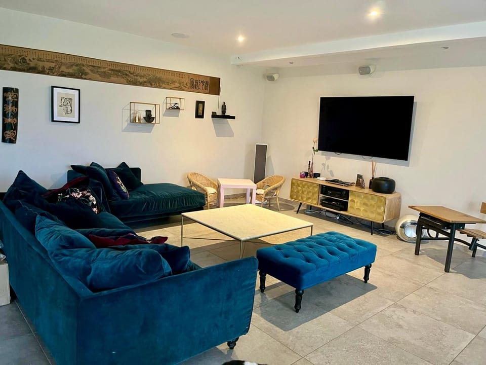 Communal lounge/ TV room, TV and multimedia, Living room, Seating area