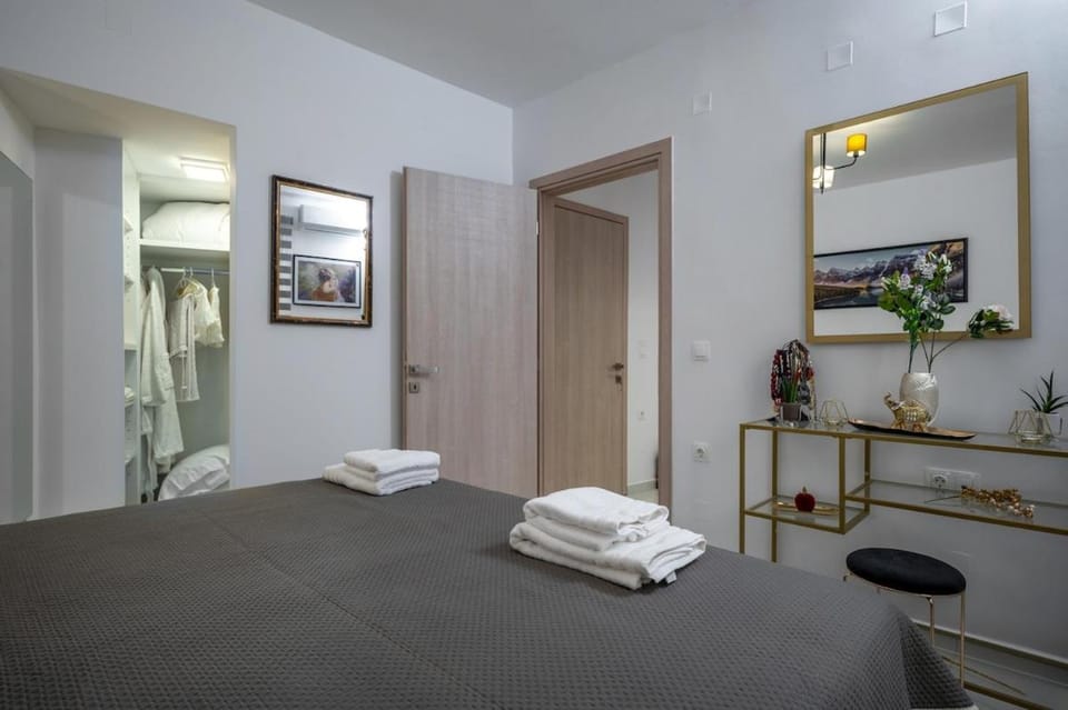 Bed, Photo of the whole room, Bedroom, towels