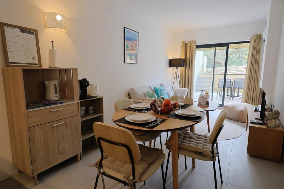 Coffee/tea facilities, Kitchen or kitchenette, Living room, Seating area, Dining area