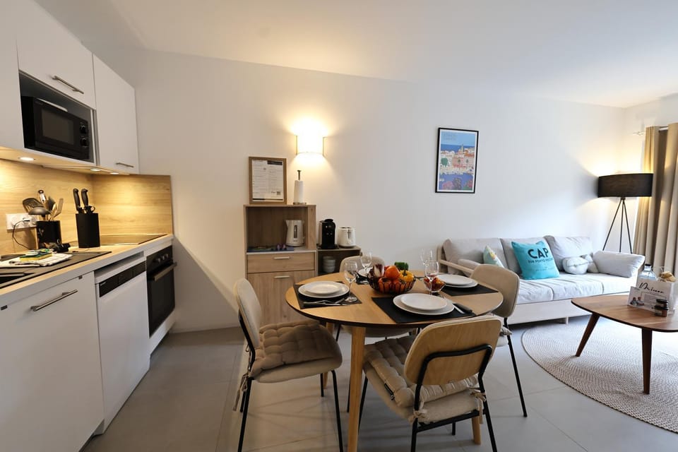 TV and multimedia, Coffee/tea facilities, Kitchen or kitchenette, Living room, Seating area, Dining area, oven, stove, toaster