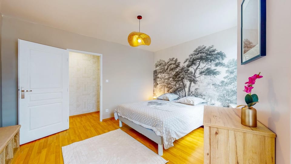 Photo of the whole room, Bedroom