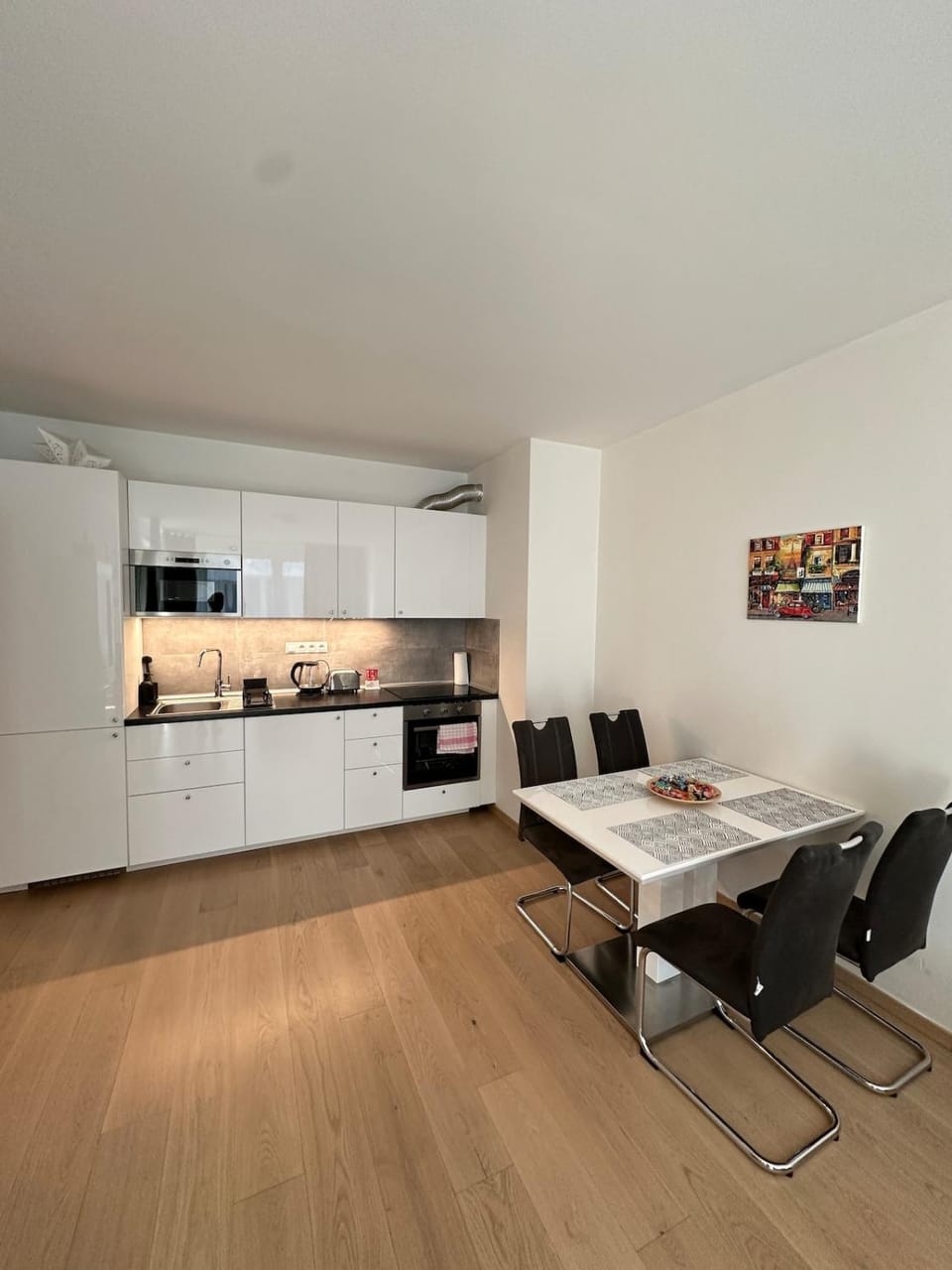 Kitchen or kitchenette, Dining area